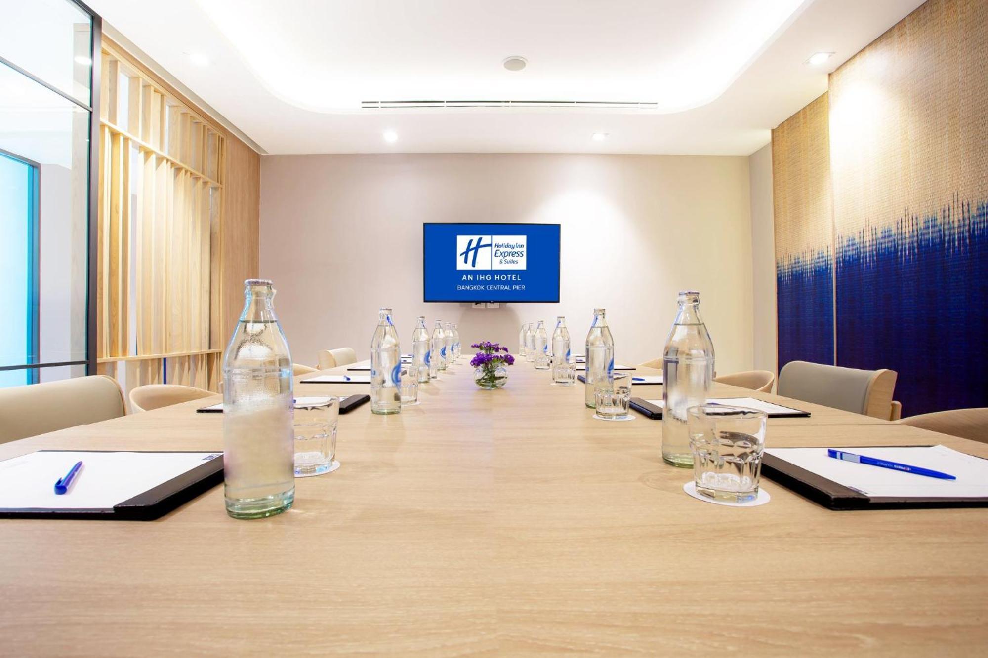 Holiday Inn Express & Suites Bangkok Central Pier By Ihg Buitenkant foto